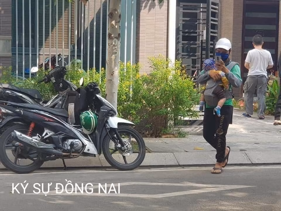 Bản thân người ca thì một tay đỡ con, một tay liên tục kiểm tra điện thoại có lẽ đang chờ để đón khách. Ngay sau khi vừa chia sẻ, những bức hình trên đã khiến dân mạng không khỏi xót xa.