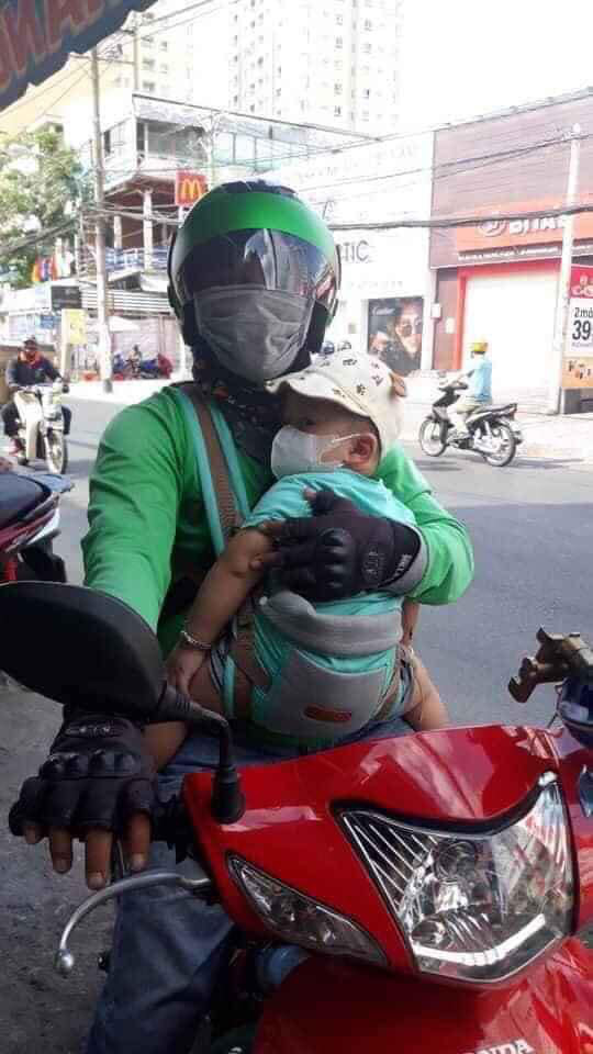 Tài xế xe ôm mang theo con đi làm không phải quá xa lạ nhưng lần nào những tấm hình này được chia sẻ trên mạng xã hội thì lần đấy lại khiến nhiều người rớt nước mắt vì thương.