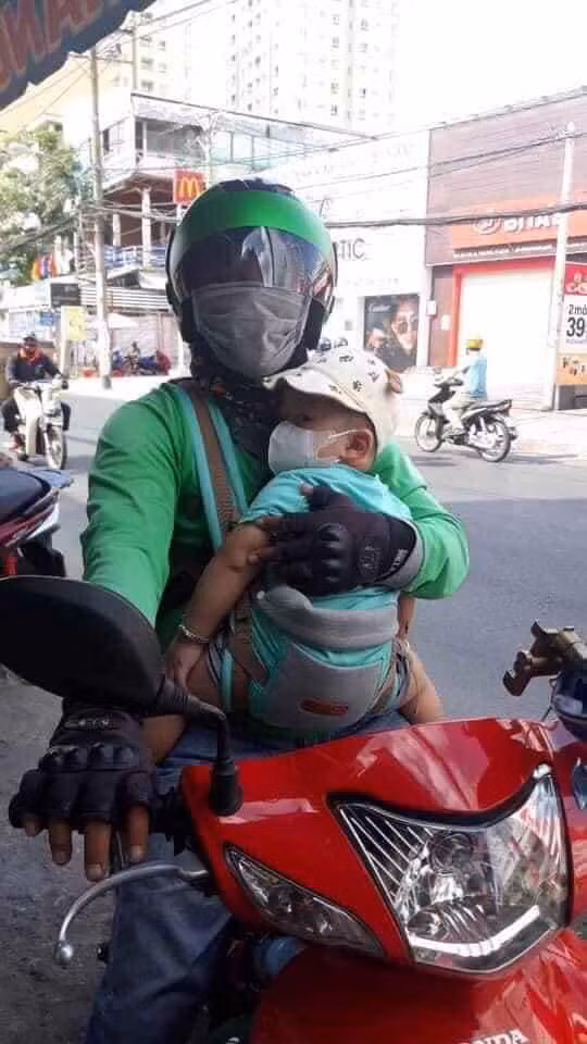 Tài xế xe ôm mang theo con đi làm không phải quá xa lạ nhưng lần nào những tấm hình này được chia sẻ trên mạng xã hội thì lần đấy lại khiến nhiều người rớt nước mắt vì thương.
