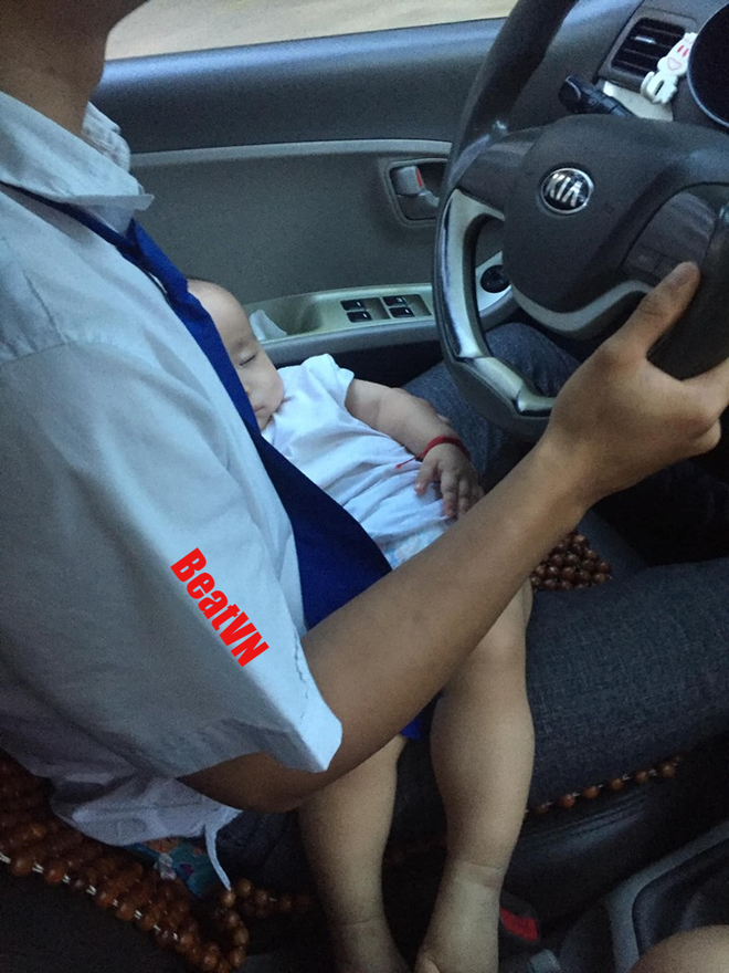 Dù biết vừa bế em bé vừa lái xe là vô cùng nguy hiểm thế nhưng nhều người vẫn cảm động cho rằng có lẽ chính bản thân tài xế cũng không còn cách nào khác.