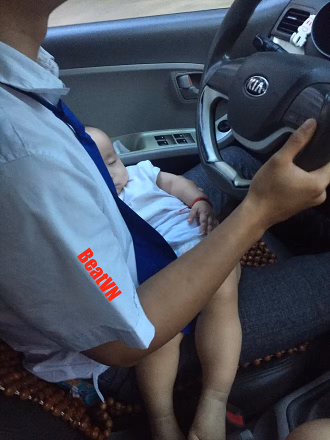 Dù biết vừa bế em bé vừa lái xe là vô cùng nguy hiểm thế nhưng nhều người vẫn cảm động cho rằng có lẽ chính bản thân tài xế cũng không còn cách nào khác.
