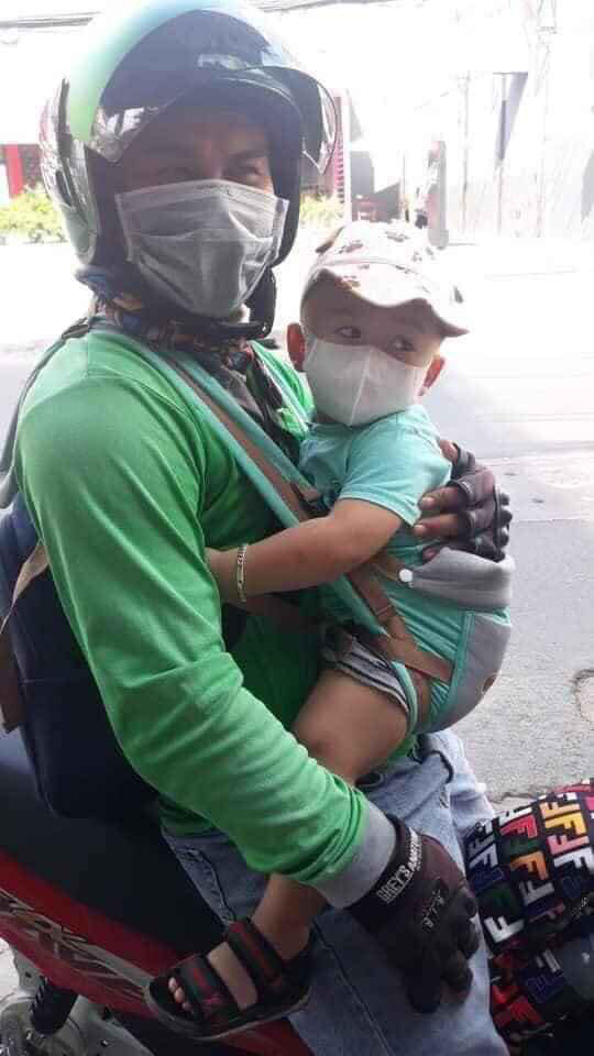 Có người cho biết mẹ đi làm công nhân, con được nhỏ ở nhà không có ai trông coi nên buộc phải đưa theo cùng. Nhiều nam tài xế rơi vào cảnh éo le hơn khi vợ bỏ đi mất, chỉ có hai bố con nương tựa vào nhau để mưu sinh.