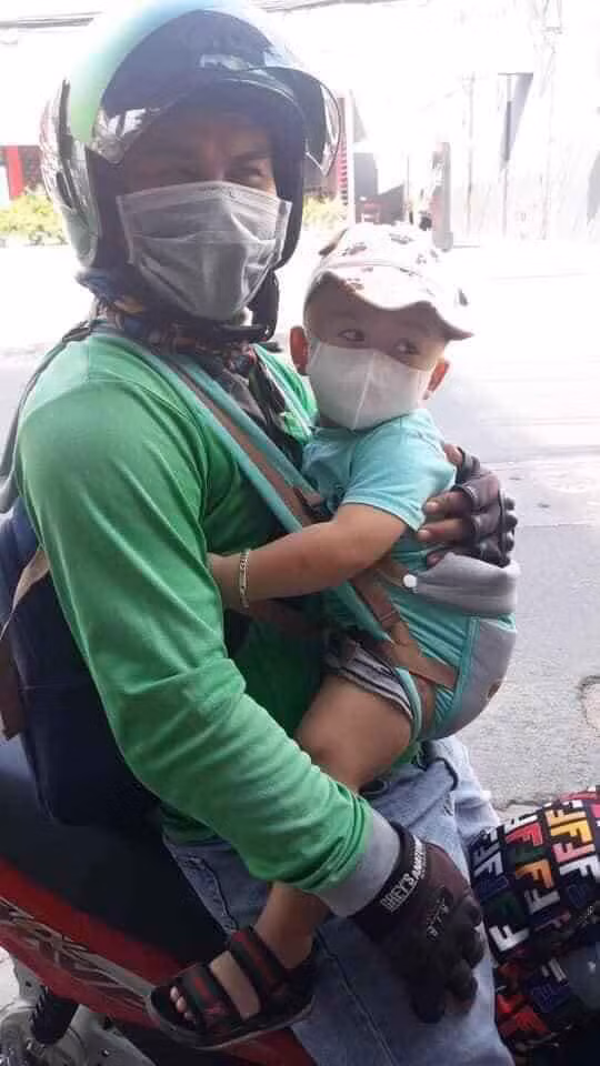 Có người cho biết mẹ đi làm công nhân, con được nhỏ ở nhà không có ai trông coi nên buộc phải đưa theo cùng. Nhiều nam tài xế rơi vào cảnh éo le hơn khi vợ bỏ đi mất, chỉ có hai bố con nương tựa vào nhau để mưu sinh.