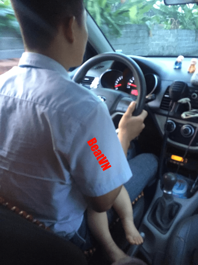 Không chỉ có xe ôm, nhiều tài xế taxi cũng phải ôm theo con đi làm.