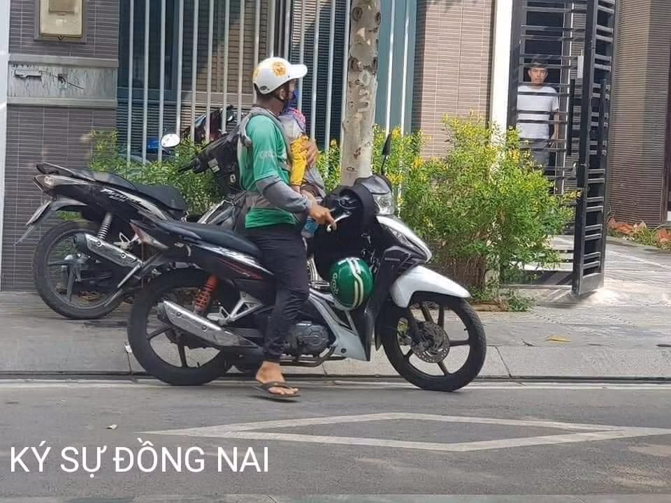 Mới đây, trong một diễn đàn mạng xã hội, hình ảnh hai cha con xe ôm công nghệ cùng nhau đi làm vừa đăng tải đã lập tức trở thành tâm điểm chú ý.