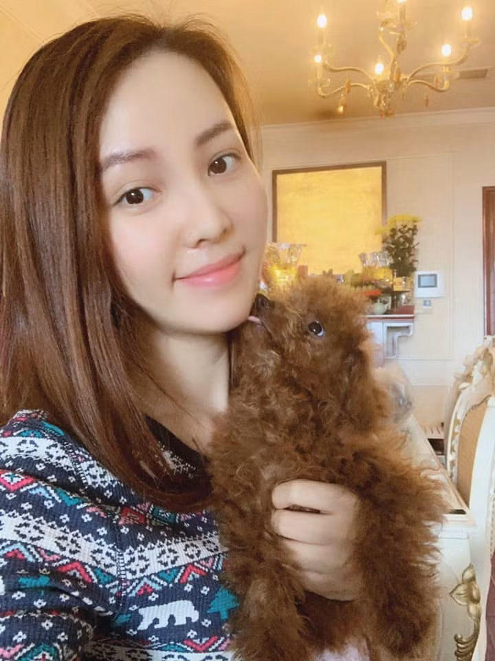 Mặt mộc của nữ MC không ít lần khiến khán giả trầm trồ vì quá xinh, không khác quá nhiều so với khi trang điểm.