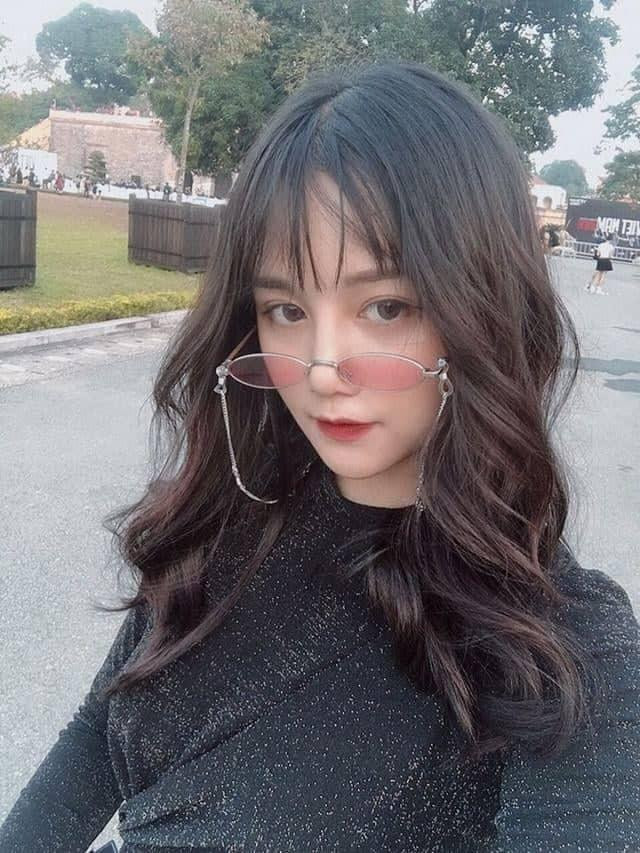 Sau khi bức ảnh chụp lén được đăng tải, Mỹ Hà nhận được nhiều lời khen ngợi sở hữu góc nghiêng đẹp, gương mặt xinh xắn như lai Tây.