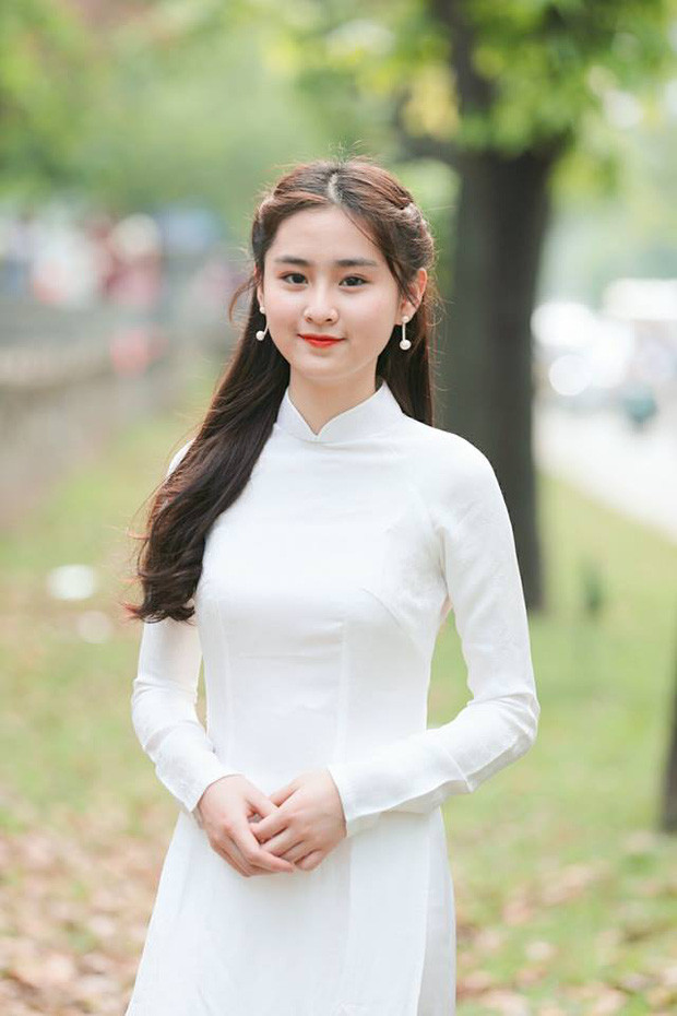 Trước khi trở thành hot girl MXH, Khánh Linh cũng từng giành vị trí Hoa khôi cuộc thi “Học sinh thanh lịch 2016” do trường THPT Huỳnh Thúc Kháng tổ chức.