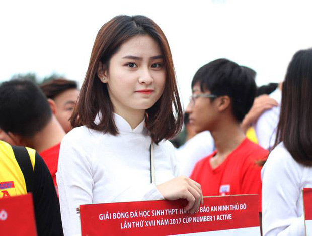 Sau khi bỗng chốc trở thành hot girl mạng, Khánh Linh lặng lẽ ẩn mình để tập chung vào việc học hành, tránh những thị phi không đáng có.