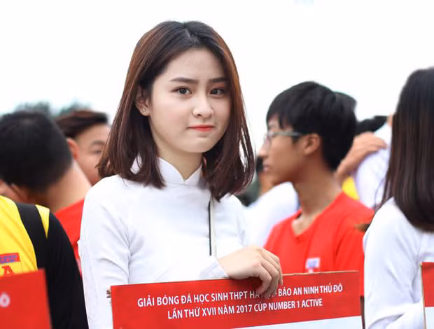 Sau khi bỗng chốc trở thành hot girl mạng, Khánh Linh lặng lẽ ẩn mình để tập chung vào việc học hành, tránh những thị phi không đáng có.