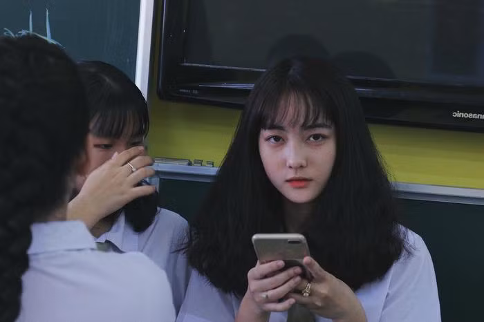 Mỹ Tiên chính là cô bạn bị chụp lén khi đang ngồi trong lớp nghỉ giải lao. Tiên sinh ra và lớn lên ở Cần Thơ. Nhưng hiện tại, cô nàng đang theo học trường Trung - Tiểu học Pétrus Ký tại thành phố Thủ Dầu Một, Bình Dương.