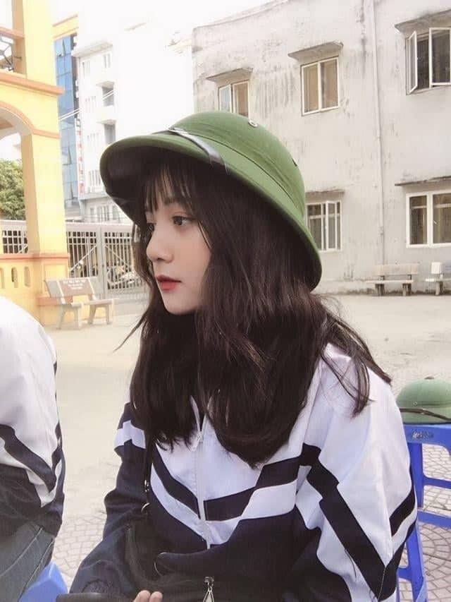 Triệu Việt Hà (sinh năm 2002), hiện đang là học sinh lớp 12 của trường THPT Mỹ Hào (Hưng Yên). Bức ảnh của Hà chụp trong hội thao quốc phòng khi chia sẻ trên mạng được nhiều người yêu thích,