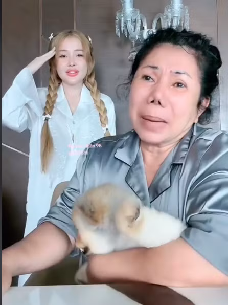 Nói về chuyện con dâu tương lai thường xuyên mặc hở bạo, khoe thân, mẹ Lương Bằng Quang bênh hết lời: "Bé Ngân ở nhà là một cô gái bình thường nhưng khi lên sân khấu nó là một con người khác của công việc. Nó rất là ngoan nó tình cảm hiếu thảo với cha mẹ".