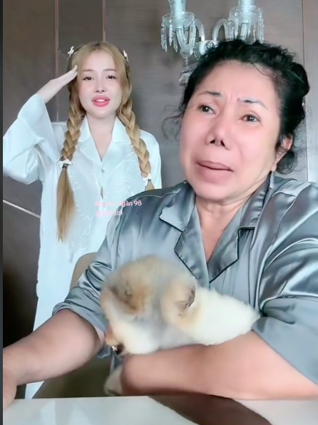 Nói về chuyện con dâu tương lai thường xuyên mặc hở bạo, khoe thân, mẹ Lương Bằng Quang bênh hết lời: "Bé Ngân ở nhà là một cô gái bình thường nhưng khi lên sân khấu nó là một con người khác của công việc. Nó rất là ngoan nó tình cảm hiếu thảo với cha mẹ".