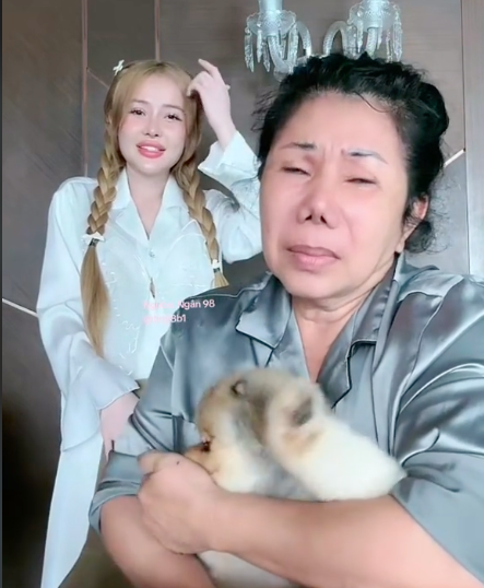 Mới đây, Ngân 98 và mẹ ruột Lương Bằng Quang đã có buổi livestream cùng nhau trên nền tảng mạng xã hội. Trên sóng livestream, mẹ Lương Bằng Quang xúc động khi nhắc tới Ngân 98. Bà cho biết rất thương người yêu con trai bởi chịu vất vả, khổ cực khi ra Sài Gòn kiếm sống.