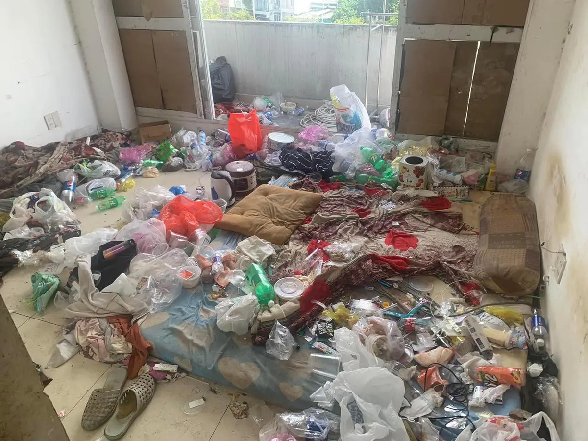 Câu chuyện được chia sẻ trên cũng làm nhiều người liên tưởng đến 1 trường hợp tương tự vào năm ngoái. Anh Nguyễn Đình Sơn TPHCM đã kể lại trải nghiệm kinh hoàng khi cho một vị khách nữ 23 tuổi thuê phòng trọ. Sau 2 năm, bạn nữ chuyển đi, anh Sơn tá hoả khi chứng kiến cảnh tượng trong căn phòng. Bao phủ khắp nơi đều là rác thải, quần áo, bát đũa bẩn, chai lọ, đồ ăn, hộp nhựa chất đống trong nhà.