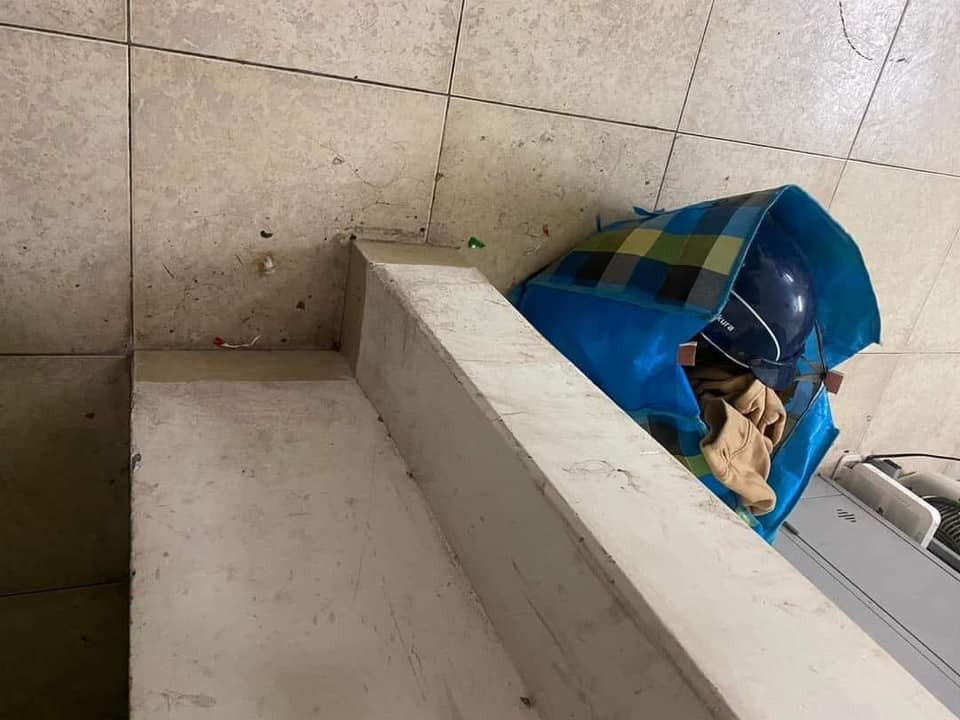 Tường cũng như sàn nhà đầy bụi bẩn, vết ố