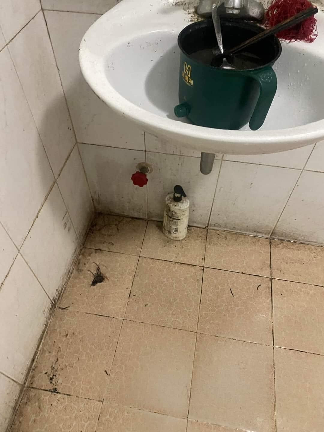 Nhà vệ sinh cáu bẩn