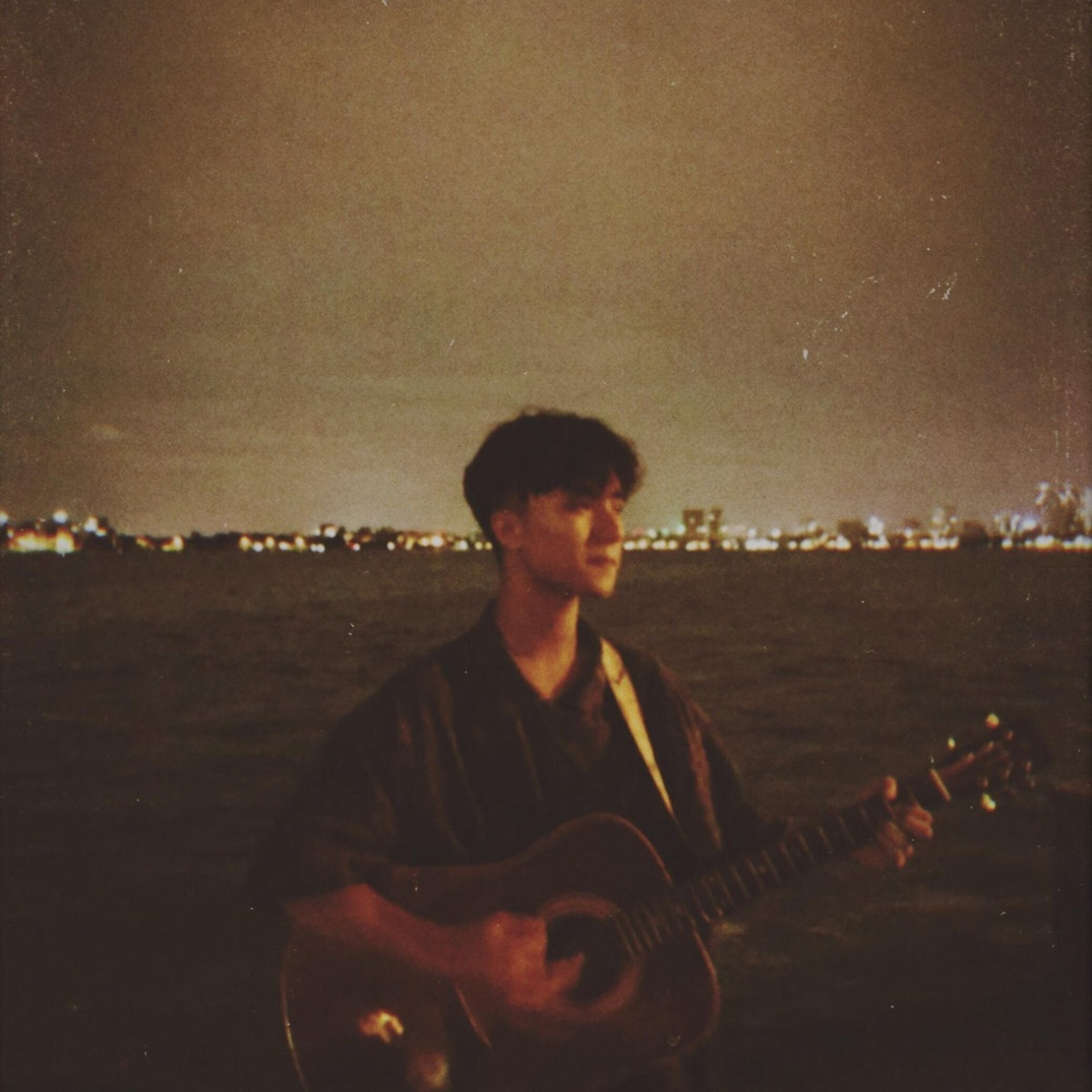 Hiện tại, những bức ảnh chụp lén Hải Long được đăng tải trên mạng xã hội vẫn nhận được rất nhiều sự quan tâm của hội chị em thích ngắm trai.