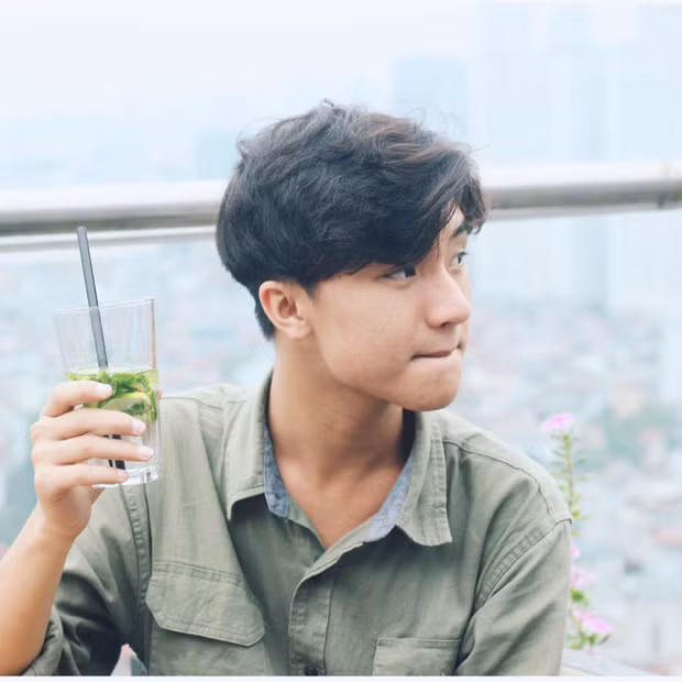 Không chỉ sở hữu vẻ ngoài như hot boy, tính tình dễ mến, Hải Long còn có rất nhiều tài lẻ như hát cực hay và đàn guitar cực đỉnh. Từ những năm cấp 3, chàng sinh viên ĐH Quốc gia đã trong đội guitar, lên đại học tiếp tục tham gia câu lạc bộ về guitar và nhiều lần biểu diễn trong các hoạt động của trường.