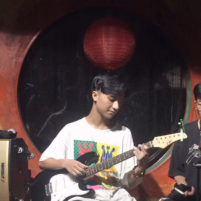 Sống mũi cao, khuôn mặt đẹp, mái tóc lãng tử lại ôm thêm cây guitar, Hải Long là mẫu bạn trai lý tưởng của nhiều cô gái.