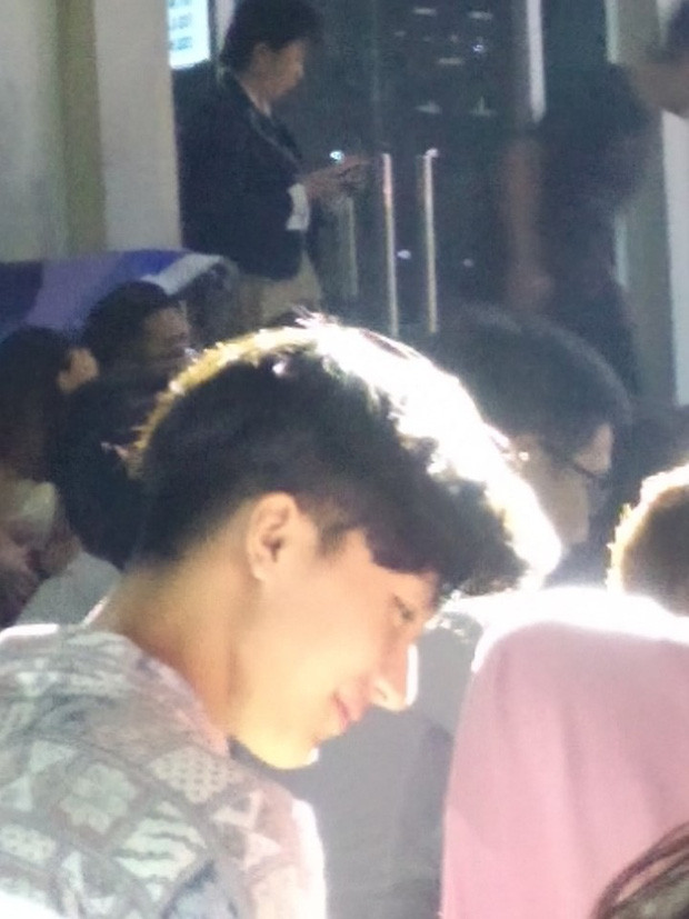 Không lâu sau, thông tin của chàng trai đã được tìm ra. Được biết, "nam thần" trong ảnh là Đinh Hải Long, sinh năm 2000 đến từ Phú Thọ. Hiện cậu bạn đang theo học Đại học Công nghệ - Đại học Quốc gia Hà Nội.