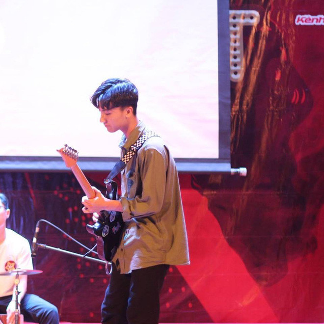 "Mình đã học guitar được 5 năm rồi. Với mình, việc tham gia vào CLB nghệ thuật không đơn giản là sở thích hay giúp mình có thêm bạn, mà nhờ nó, mình còn có thêm chỗ để thể hiện mình nữa" - Hải Long hào hứng chia sẻ.