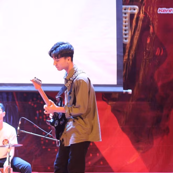 "Mình đã học guitar được 5 năm rồi. Với mình, việc tham gia vào CLB nghệ thuật không đơn giản là sở thích hay giúp mình có thêm bạn, mà nhờ nó, mình còn có thêm chỗ để thể hiện mình nữa" - Hải Long hào hứng chia sẻ.