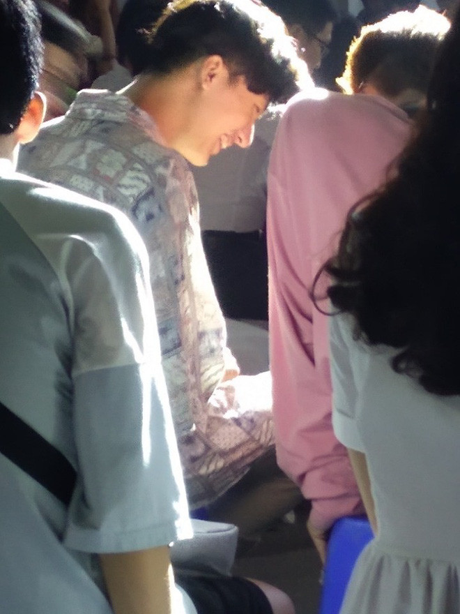  Nam sinh trường Quốc gia cho biết, cậu chàng không hề biết bị chụp trộm cho đến khi có hàng trăm lời mời kết bạn và tin nhắn được gửi tới, được bạn bè tag vào bài viết thì vô cùng bất ngờ.