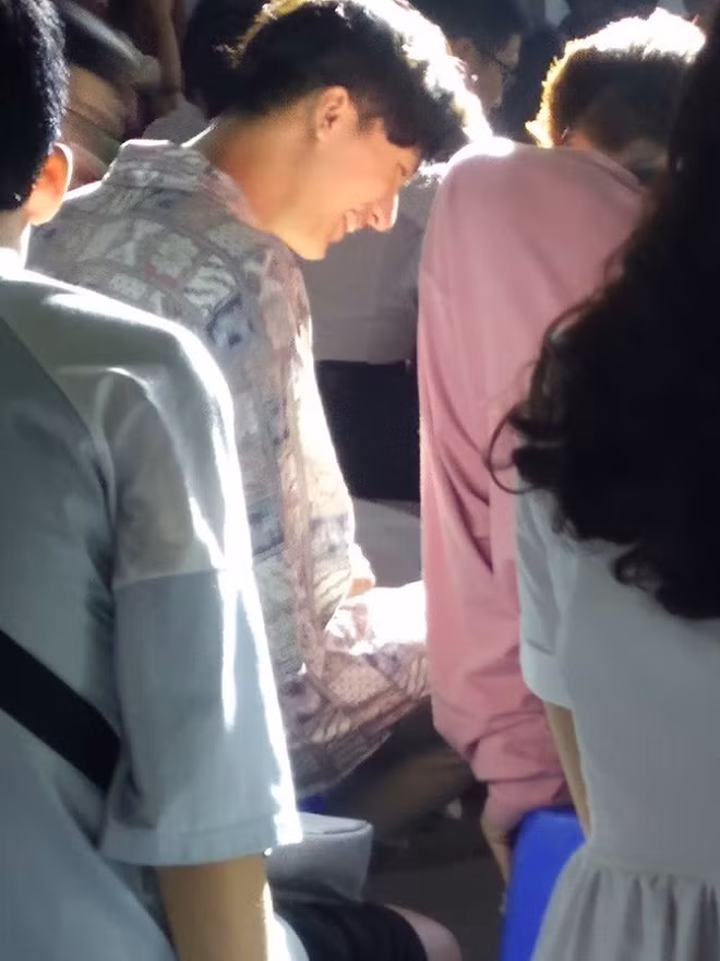  Nam sinh trường Quốc gia cho biết, cậu chàng không hề biết bị chụp trộm cho đến khi có hàng trăm lời mời kết bạn và tin nhắn được gửi tới, được bạn bè tag vào bài viết thì vô cùng bất ngờ.