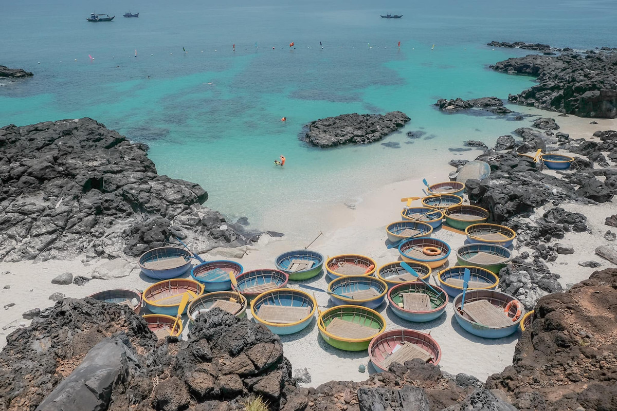 Khoảng thời gian được cho là lý tưởng nhất để bạn khám phá Lý Sơn là từ tháng 6 đến đầu tháng 9. Lúc này thời tiết khô ráo, nắng đẹp, ít mưa, biển trong xanh thích hợp để bạn tận hưởng những gì đẹp nhất tại huyện đảo này.