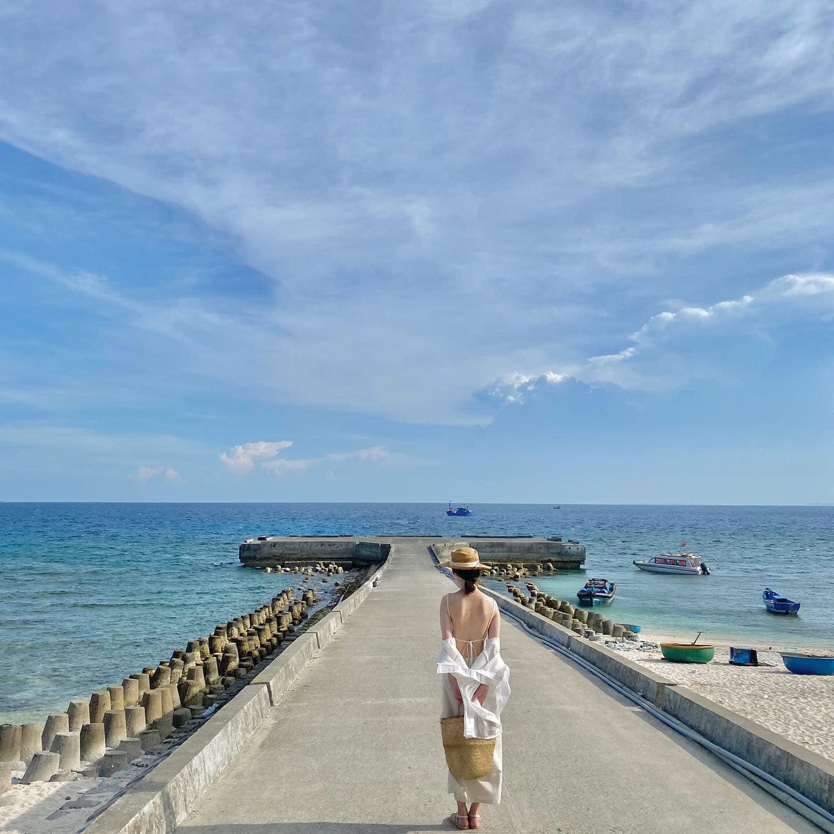 Huyện đảo Lý Sơn cách đất liền 15 hải lý (khoảng 27 km) bao gồm đảo Lớn, đảo Bé, hòn Mù Cu.