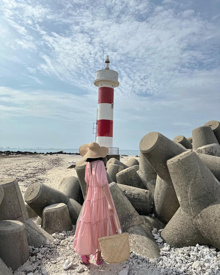 Ở đây nổi tiếng với các địa điểm check in cực đẹp như: Cổng Tò Vò, Hải Đăng Mù Cu, Núi Thới Lới, Chùa Hang,....