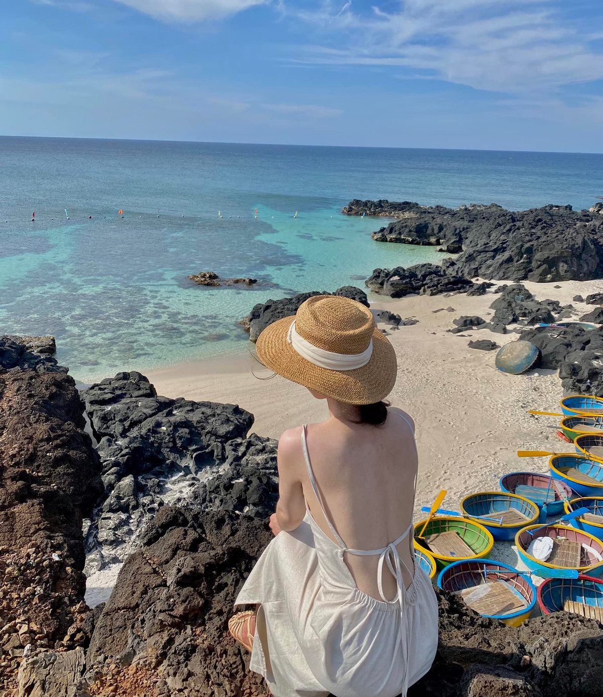 Dù có diện tích khá nhỏ nhưng Lý Sơn lại sở hữu những bãi tắm đẹp tuyệt vời với làn cát trắng mịn, được bao bọc bởi những vách đá nham thạch kỳ vĩ. Ảnh: Hien Ngo