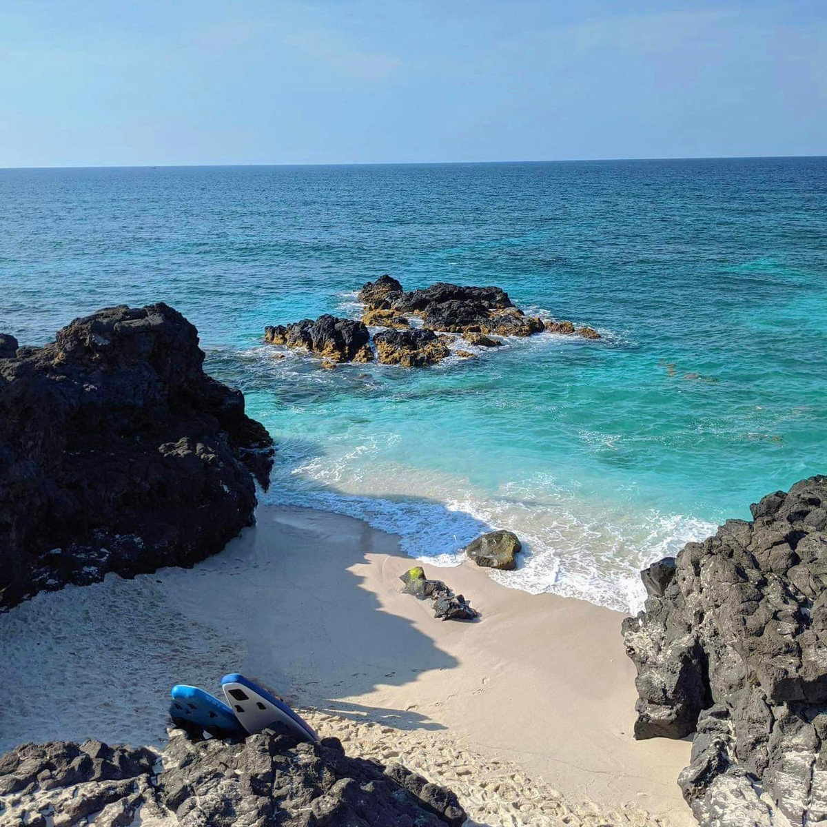 Với những điều kiện được thiên nhiên ưu đãi như dòng nước trong và bãi cát trắng, Đảo Lý Sơn được rất nhiều du khách ví như "Maldives của Việt Nam".