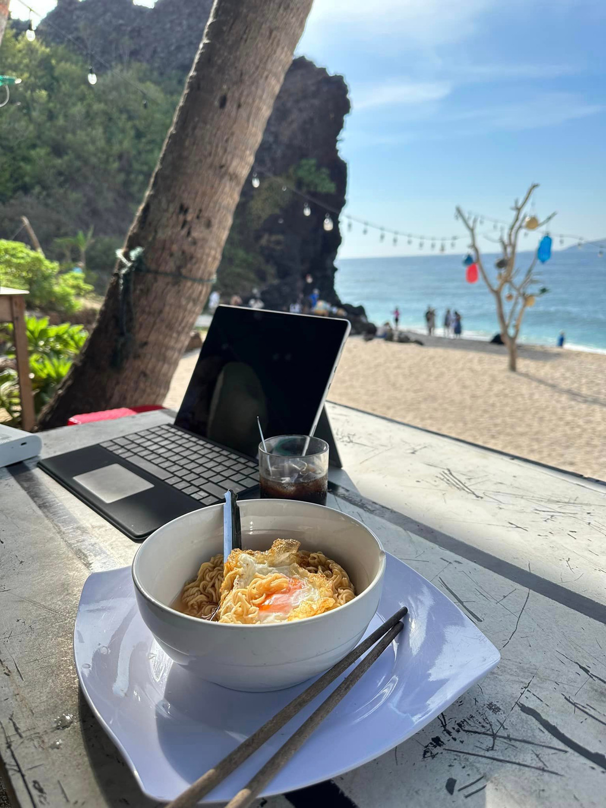 Đã đặt chân đến đây thì kể cả là bát mì tôm đơn giản cùng chiếc view triệu đô thì vẫn trở thành mỹ vị nhân gian như thường.