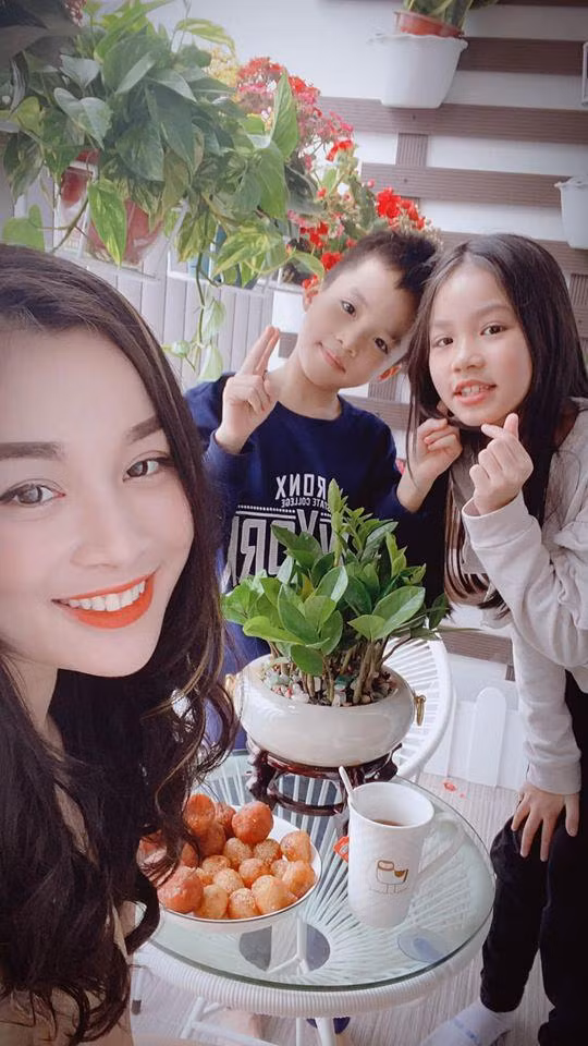 Bộ phim truyền hình đình đám Nhật ký Vàng Anh lần đầu tiên phát sóng năm 2006 đã trở thành món ăn tinh thần của rất nhiều thanh thiếu niên thời gian đó. Nữ chính đầu tiên của vào vai Vàng Anh là diễn viên Lê Minh Hương, khi đó chỉ mới 20 tuổi. 14 năm sau thành công của vai diễn đầu đời và nhận nhiều sự chú ý, Minh Hương giờ không đi theo con đường nghệ thuật, showbiz như nhiều bạn diễn trong Nhật ký Vàng Anh mà nhanh chóng lập gia đình.