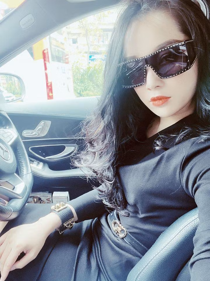 Năm 2009, nữ chính "Nhật ký Vàng Anh" kết hôn và lần lượt sinh hai thiên thần một trai, một gái. Ở tuổi 34, Minh Hương hiện có thể coi là hình mẫu phụ nữ bỉm sữa được rất nhiều chị em ngưỡng mộ khi sở hữu nhà đẹp, xe sang, hàng hiệu cùng với đó là con ngoan, chồng chiều.