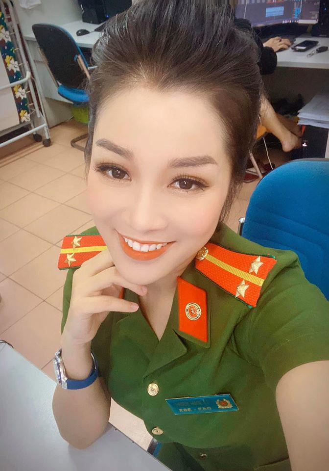 Nếu như nhiều mỹ nhân lấy chồng giàu có xong thường lui về làm mẹ, toàn tâm toàn ý chỉ lo chuyện chăm con thì Minh Hương dù đã có 2 thiên thần nhỏ vẫn được ông xã vô cùng quan tâm, ủng hộ cô phấn đấu sự nghiệp. Sau khi vào làm nhân viên hợp đồng với vị trí MC - BTV tại kênh truyền hình ANTV, sau một thời gian hoàn thành xuất sắc nhiệm vụ, mới đây, bà mẹ 2 con còn khiến nhiều người trầm trồ khi khoe tin vui được lên hàm trung uý công an.