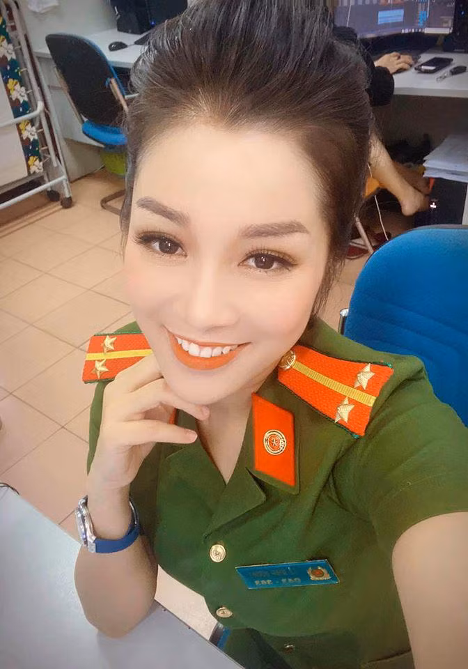 Nếu như nhiều mỹ nhân lấy chồng giàu có xong thường lui về làm mẹ, toàn tâm toàn ý chỉ lo chuyện chăm con thì Minh Hương dù đã có 2 thiên thần nhỏ vẫn được ông xã vô cùng quan tâm, ủng hộ cô phấn đấu sự nghiệp. Sau khi vào làm nhân viên hợp đồng với vị trí MC - BTV tại kênh truyền hình ANTV, sau một thời gian hoàn thành xuất sắc nhiệm vụ, mới đây, bà mẹ 2 con còn khiến nhiều người trầm trồ khi khoe tin vui được lên hàm trung uý công an.