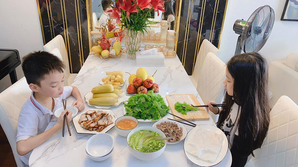 Rời xa nghệ thuật, cuộc sống mỗi ngày của mỹ nhân sinh năm 1986 này khá bận rộn với guồng quay chăm sóc con cái và công việc. Nhưng dù có bận rộn thế nào, bà mẹ hai con vẫn không quên chăm sóc bản thân. Vì theo cô, chăm sóc và yêu quý bản thân không chỉ là cách tôn trọng chính mình mà còn là chiêu giữ gìn hạnh phúc gia đình, mẹ có đẹp, có vui thì các con mới thấy những điều tích cực.