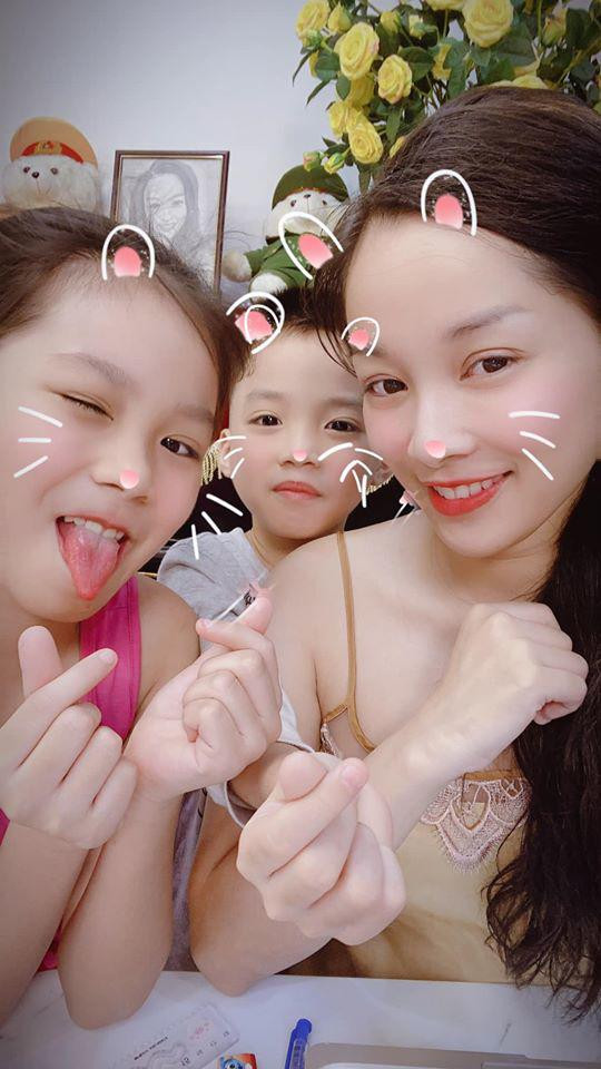 Cũng vì là người của công việc, điều Minh Hương quan trọng nhất trong cách nuôi dạy con, đó là rèn cho hai bé tính tự lập. May mắn, cả con trai và con gái nhỏ của cô đều rất ngoan ngoãn, có ý thức tốt, nghe lời bố mẹ và biết chủ động những việc cá nhân mỗi khi bố mẹ bận rộn.