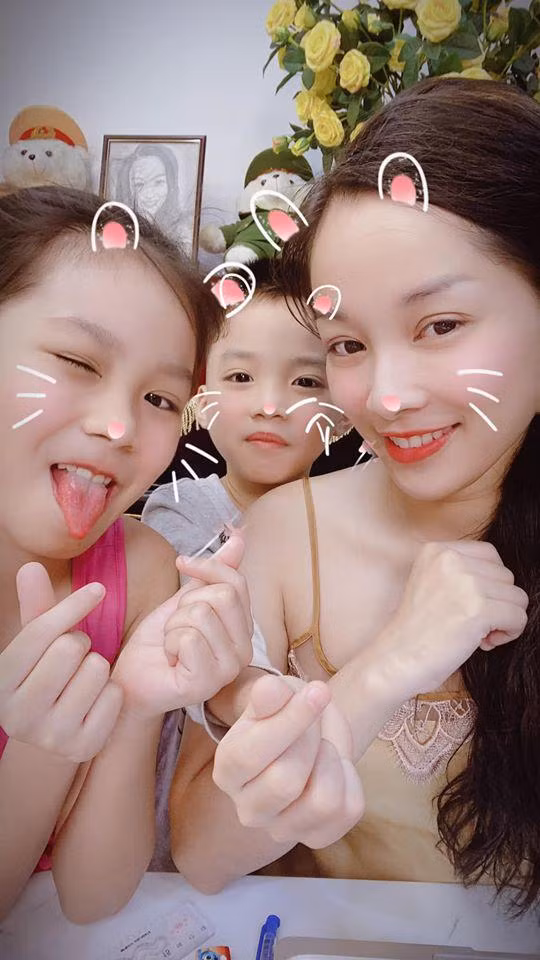 Cũng vì là người của công việc, điều Minh Hương quan trọng nhất trong cách nuôi dạy con, đó là rèn cho hai bé tính tự lập. May mắn, cả con trai và con gái nhỏ của cô đều rất ngoan ngoãn, có ý thức tốt, nghe lời bố mẹ và biết chủ động những việc cá nhân mỗi khi bố mẹ bận rộn.