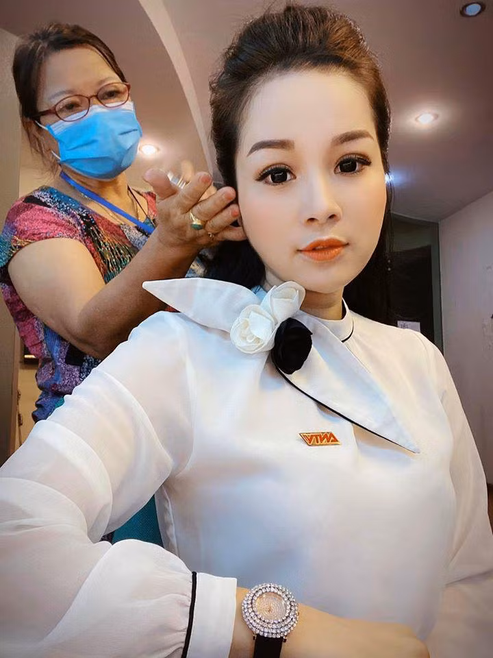 Minh Hương cho biết, có những ngày cô làm việc từ 5 giờ sáng và đến tận chiều, có hôm tối muộn mới về nhà. Vậy nhưng bà mẹ hai con vẫn có quy tắc sẽ dành mọi thời gian rảnh và cuối tuần cho gia đình. Cô tự tay vào bếp chuẩn bị bữa tối với những món các con yêu thích, dẫn hai bé đi chơi, đi công viên. Mỗi dịp nghỉ lễ, có thời gian rảnh là Minh Hương lại cùng ông xã đưa con đi du lịch để các bé có dịp được trải nghiệm, khám phá những địa danh mới, những nền văn hoá và cuộc sống con người ở những vùng đất khác nhau.