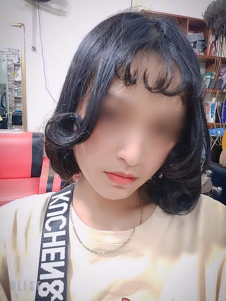 Trên trang cá nhân, cô nàng chia sẻ vui: "Hôm qua có đứa bảo anh làm tóc kiểu này xấu, anh cho người đánh 1 trận rồi. Tại lúc đang làm anh đã dặn nó trước là anh mới học việc buổi đầu tiên đừng chê mà nó không nghe, à thế em có hài lòng với kiểu tóc này không?". Quá hoảng sợ nên nạn nhân của anh thợ học việc bèn đáp: "Dạ em hài lòng, hết sức hài lòng".