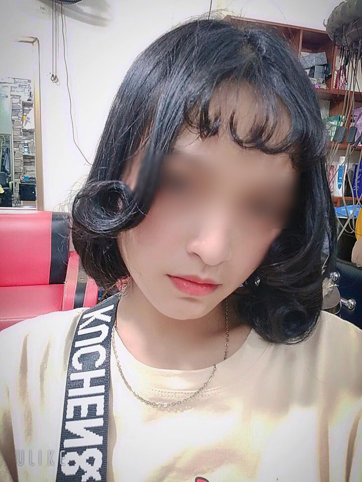 Trên trang cá nhân, cô nàng chia sẻ vui: "Hôm qua có đứa bảo anh làm tóc kiểu này xấu, anh cho người đánh 1 trận rồi. Tại lúc đang làm anh đã dặn nó trước là anh mới học việc buổi đầu tiên đừng chê mà nó không nghe, à thế em có hài lòng với kiểu tóc này không?". Quá hoảng sợ nên nạn nhân của anh thợ học việc bèn đáp: "Dạ em hài lòng, hết sức hài lòng".