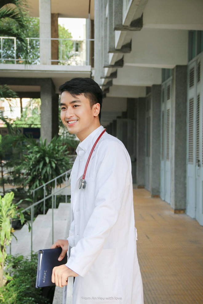 Nguyễn Quang Nhật tốt nghiệp chuyện ngành Y đa khoa của trường ĐH Y dược TP HCM, hiện anh đang là bác sĩ khoa Ngoại tiêu hoá, Bệnh viện Thống Nhất.