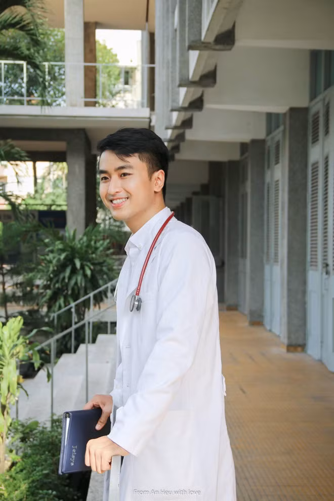 Nguyễn Quang Nhật tốt nghiệp chuyện ngành Y đa khoa của trường ĐH Y dược TP HCM, hiện anh đang là bác sĩ khoa Ngoại tiêu hoá, Bệnh viện Thống Nhất.