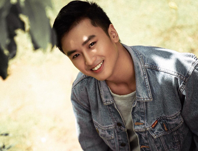 Chia sẻ về việc lựa chọn nghề y, nghề được cho là áp lực cao và đòi hỏi chuyên môn chắc, "bác sĩ hot boy" cho biết có bà nội làm y sĩ, từ nhỏ đã thích thú với những y cụ của bà nên nuôi ước mơ trở thành một bác sĩ giỏi.