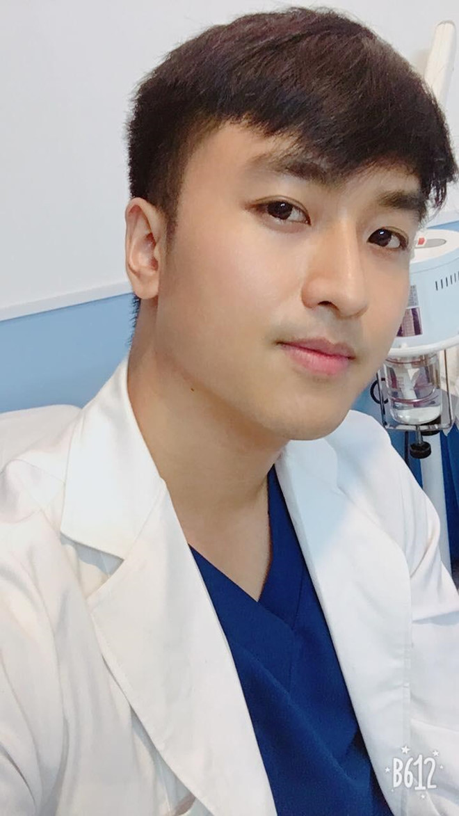 Bên cạnh công việc bác sĩ, Quang Nhật còn đam mê hát, nhảy múa và chụp ảnh. Khi còn là sinh viên, anh chàng thường xuyên tham gia vào các hoạt động ngoại khoá của trường.